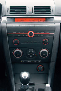 Mazda: от центральной ручки регулировки громкости при вращении разбегаются красные огоньки