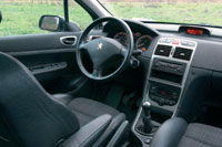 Peugeot 307 с его огромным лобовым стеклом и треугольниками в передних дверях напоминает минивэн