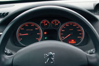 Приборы Peugeot оригинальностью не блещут, да и мелкие цифры на спидометре разобрать непросто