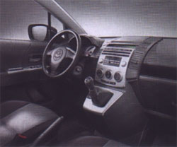 Mazda 5: Рычаг управления КПП удобно расположен на компактной консоли