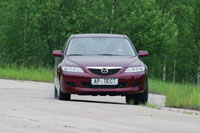 Мазда 6: Mazda реагирует на повороты легкого руля быстро и охотно — практически без сноса влетает в вираж и, мягко скользя задними колесами, начинает ввинчиваться внутрь. Не понравилась лишь ступенька по усилию при быстром вращении баранки