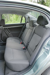 Opel Vectra: Опелевские кресла приятно жесткие, с широкими спинками и с выверенным профилем. Сзади просторно, на дверях — ручки и удобные подлокотники