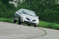 Nissan Primera: В поворотах Nissan грубоват — руль тяжел и насыщен вибрациями от дороги, крены и поперечная раскачка снижают точность прохождения виражей