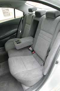 Nissan Primera: Сзади сидеть удобно. А вот передние кресла — самые худшие: с мягкими, бесформенными подушками и выталкивающими спинками