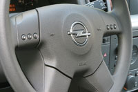 Opel Vectra: Удобный обод. Но дешевый пластик и мелкие кнопки