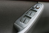 Toyota Avensis: Деревянные панели красивы, подлокотники удобны, а все четыре клавиши имеют режим auto