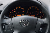 Toyota Avensis: При включении зажигания сперва вспыхивают стрелки, а потом — шкалы