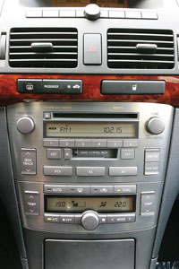 Toyota Avensis: Штатная аудиосистема красива и неплохо звучит, а управлять раздельной системой микроклимата сможет даже годовалый ребенок