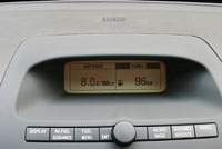 Toyota Avensis: Дисплей прост, а блок управления под ним в основном рассчитан на навигационную систему