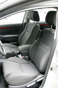 Toyota Avensis: Передние кресла Тойоты — гостеприимные, с ярко выраженным профилем