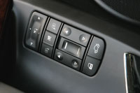 Opel Vectra 2.2: Расположенный на двери водителя блок управления электричеством функционально перегружен и требует к себе повышенного внимания