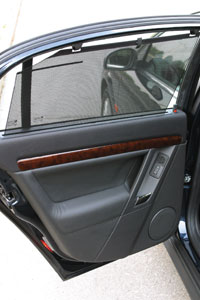 Opel Vectra 2.2: Широкое кожаное сиденье Вектры весьма гостеприимно: подлокотник, индивидуальные пепельницы, подстаканники, а еще — солнезащитные шторки на дверях и на заднем окне
