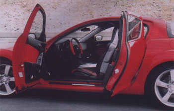Mazda RX-8: B салоне есть все, что положено не только спортивному, но и комфортабельному авто. Оригинальный высокий рычаг ручного тормоза поначалу вызывает желание перепроверить: отпустил ли?