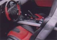 Mazda RX-8: Глубокие сиденья (водительское - с электрорегулировками), руль с толстым ободом. мощный тоннель между креслами настраивают на сконцентрированное управление.
