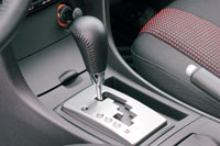 Mazda3: Рычаг автомата перемещается по удобному ступенчатому пазу — работать им можно и вслепую