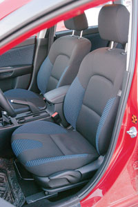 Mazda3: Жесткие, удачно спрофилированные кресла помогают хорошо чувствовать драйверский автомобиль