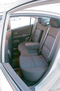 Mazda3: Задний диван спрофилирован для двух седоков. Посередине удобно будет только ребенку