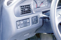 Mazda B2500: Муфта, размыкающая одну из полуосей переднего моста Мазды, при включении полного привода блокируется автоматически, а для ее разблокирования на передней панели предусмотрена клавиша R.F.W.
