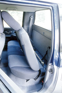 Mitsubishi L200: За спинкой заднего сиденья в обоих пикапах есть маленький багажничек. Здесь же прячется гидравлический домкрат