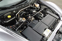 Mazda RX8: Обратите внимание на положение генератора — лишь чуть-чуть впереди оси передних колес. А ведь он обозначает переднюю габаритную кромку РПД!